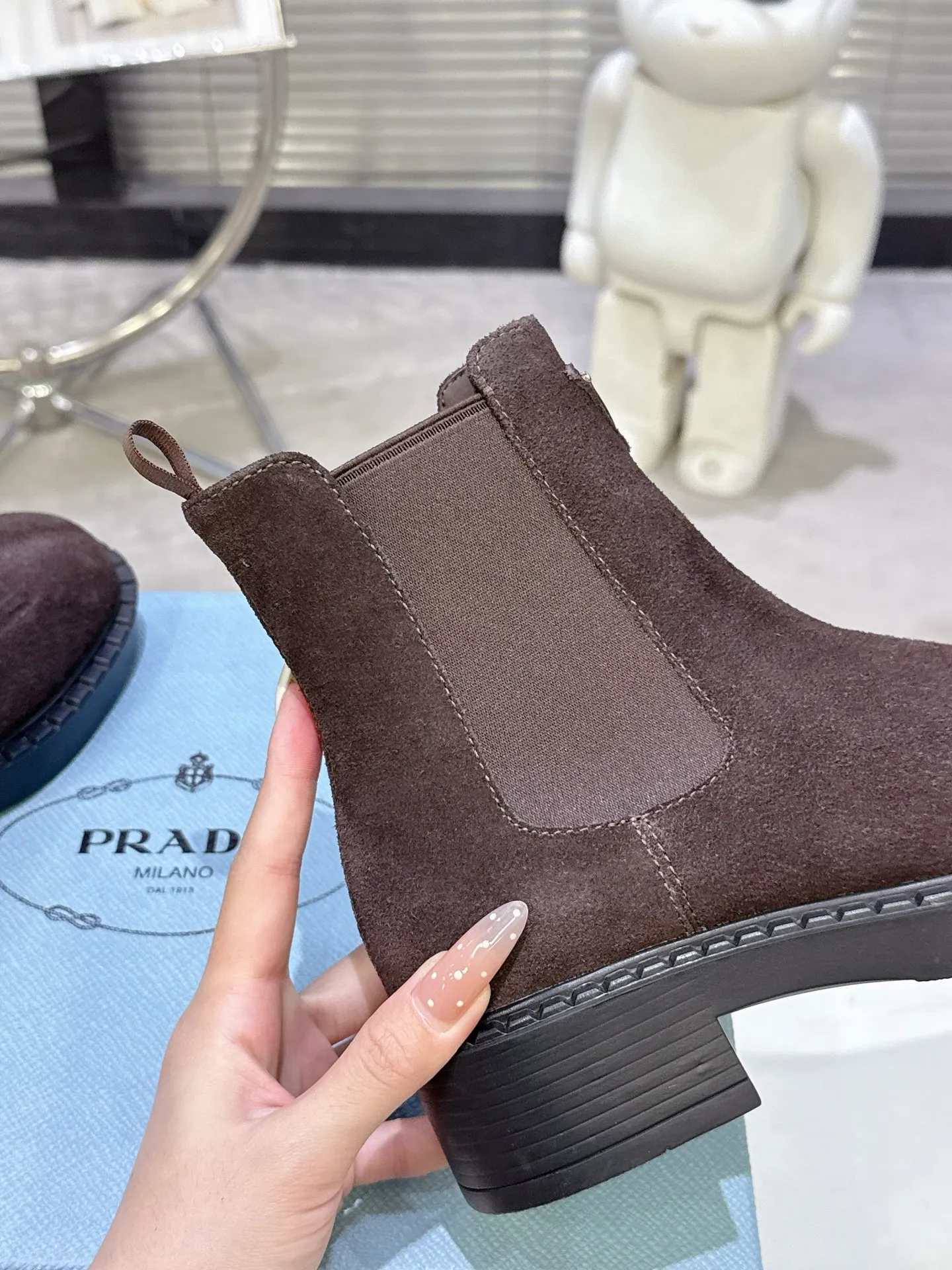 👟👟Ex-factory price 600👟👟 Prada thick-soled retro Martin boots. Elastic elastic, classic thick soles, with triangular buckle. Simple, elegant, fashionable and versatile. Fabric cowhide, open edge beaded cowhide. The lining is made of soft and delicate sheepskin, and the foot feels comfortable. The rubber mold is non-slip and lightweight. Original package sole. Standard size: 35-40. Order 41